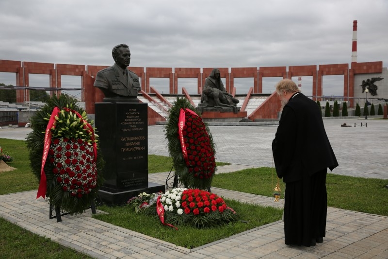 Возложение венков к могиле Михаила Тимофеевича Калашникова