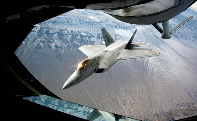 F-22, F-35 и наш Су-57 не могут прятаться, когда идет бой «стенка на стенку»