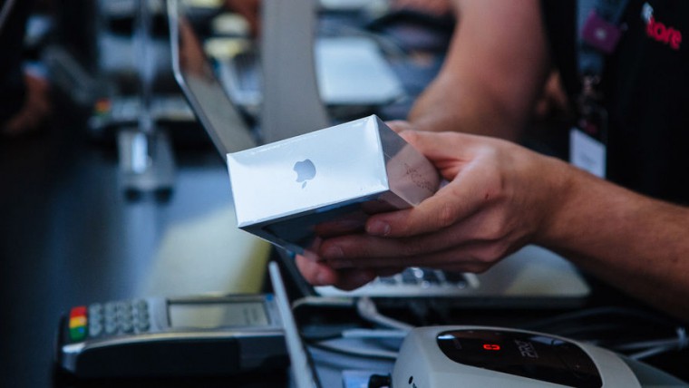 Почему один и тот же iPhone стоит в США дешевле