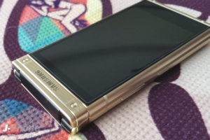 Samsung W2018 крутой раскладной смартфон с очень мощными характеристиками