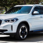 Лучшие новости об утечке фотографий серийной версии электрического кроссовера BMW iX3.
