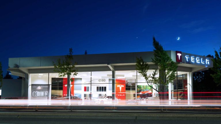 Лучшие новости о первом автосалоне Tesla в Польше.