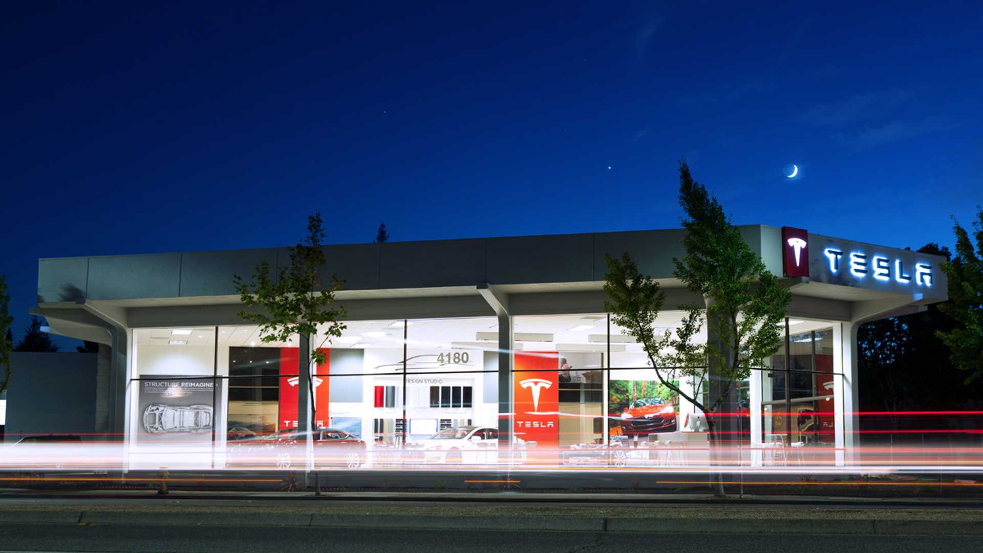 Лучшие новости о первом автосалоне Tesla в Польше.