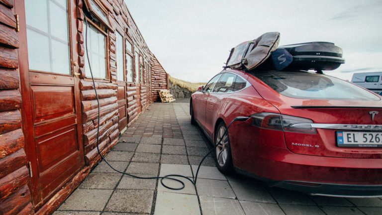 Лучшие новости о краже кабелей Tesla в Амстердаме
