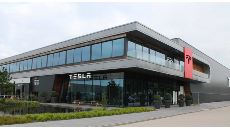 Лучшие новости о старейшем заводе Tesla в Европе