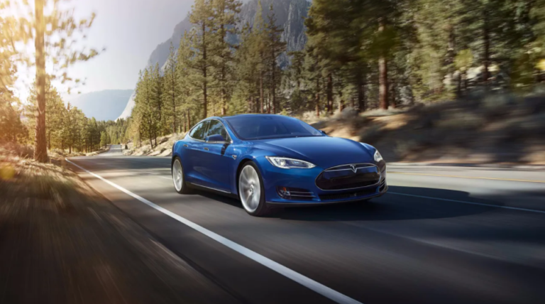 Tesla впервые заработала на продаже электромобилей