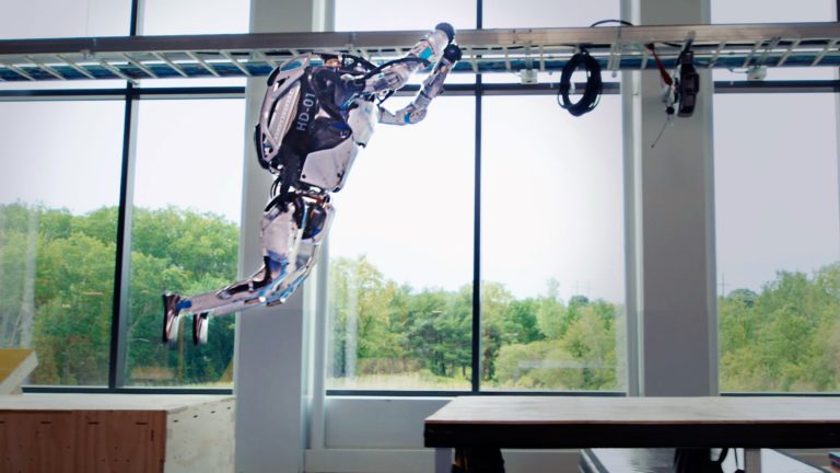 Роботы Boston Dynamics освоили паркур