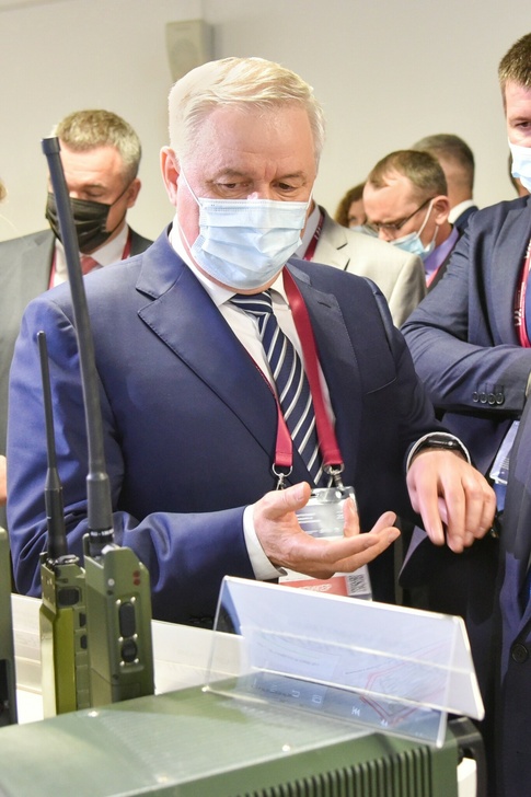 На «Армии-2021» НПО «Ангстрем» показало новую модель портативной радиостанции «Азарт»