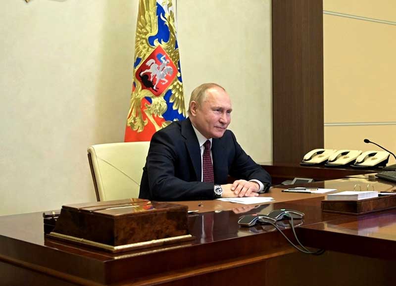Путин пообещал повысить пенсии и соцвыплаты