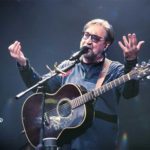 Лидер группы «ДДТ» отказался выступать в зале с Z-символикой в Тюмени