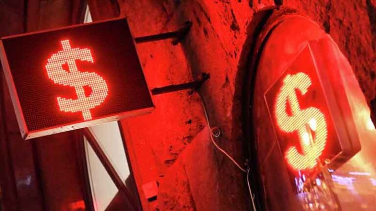 Курс доллара опустился ниже 58 рублей впервые с апреля 2018 года