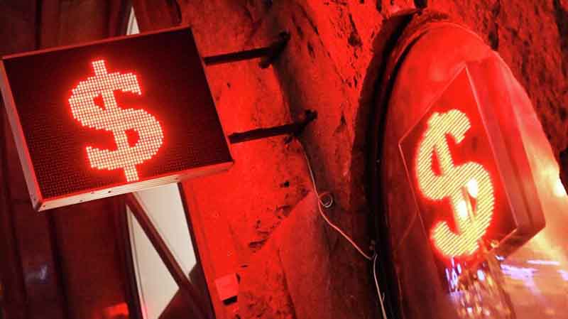 Курс доллара опустился ниже 58 рублей впервые с апреля 2018 года