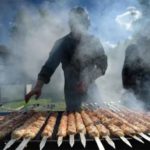 Москвичам напомнили о штрафах за неправильную жарку шашлыка на даче