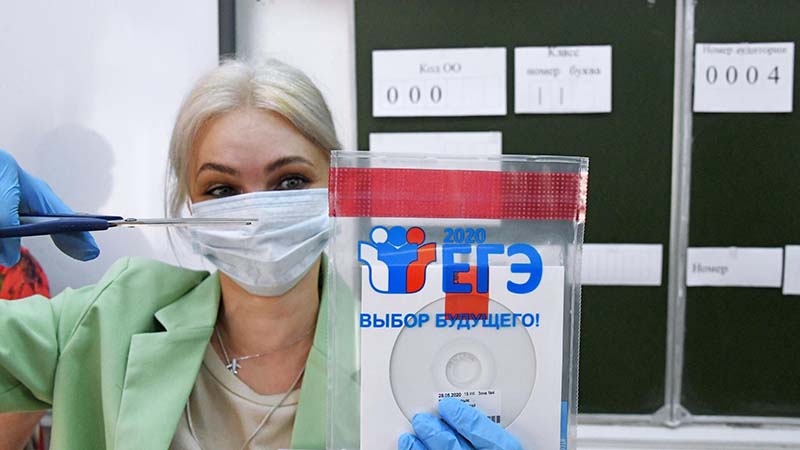 "Тинькофф" предупредил о мошенничестве с продажей ответов ЕГЭ и ОГЭ