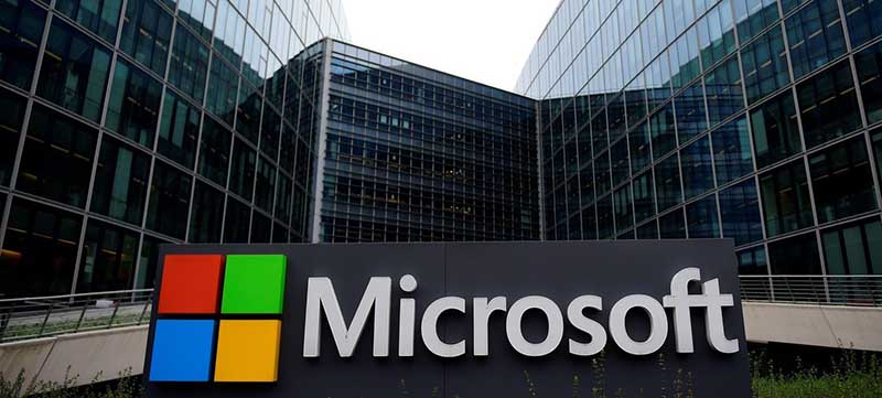 Топ-менеджера Microsoft обвинили в просмотре VR-порно при сотрудниках