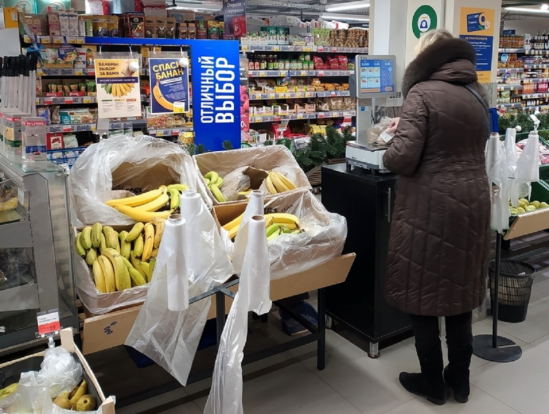 Daily Mail одним фото повергла в уныние британцев, сравнив продуктовые потолки в Англии и РФ