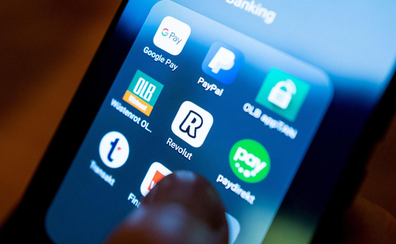 Банк Revolut объяснил ограничения для россиян без долгосрочных виз в