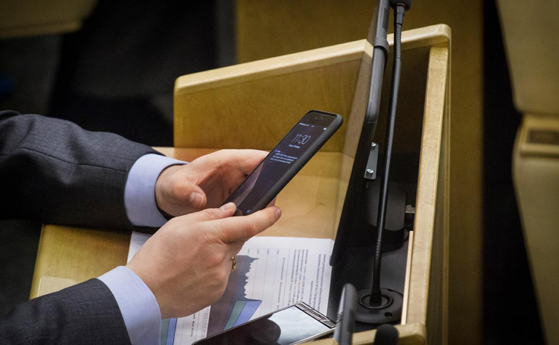 Дума приняла закон о штрафах для госслужащих за иностранные