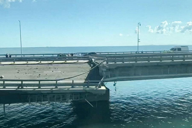 Движение автомобилей на Крымском мосту временно перекрыли