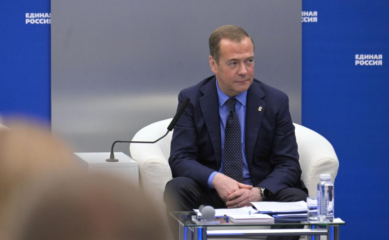 Медведев призвал «Единую Россию» не уподобляться КПСС и рассказал