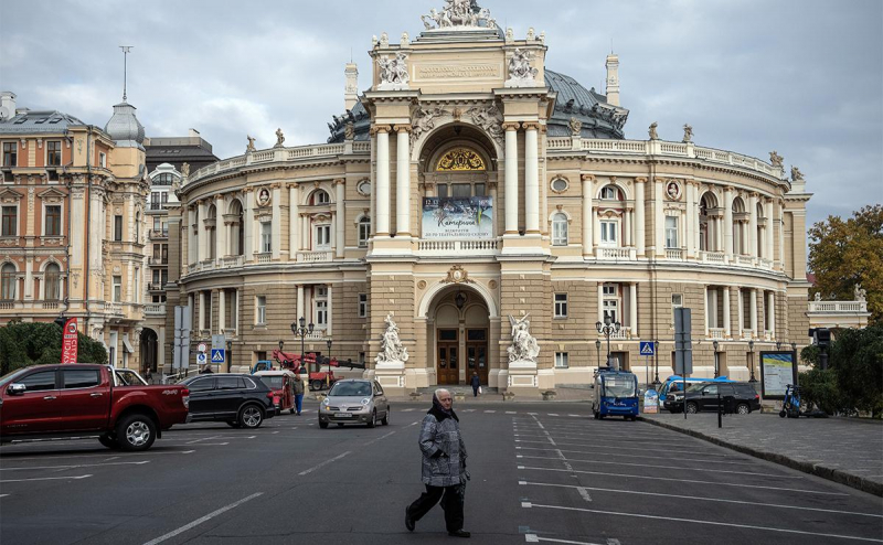 В Одессе из-за падения обломков дронов загорелся зерновой терминал