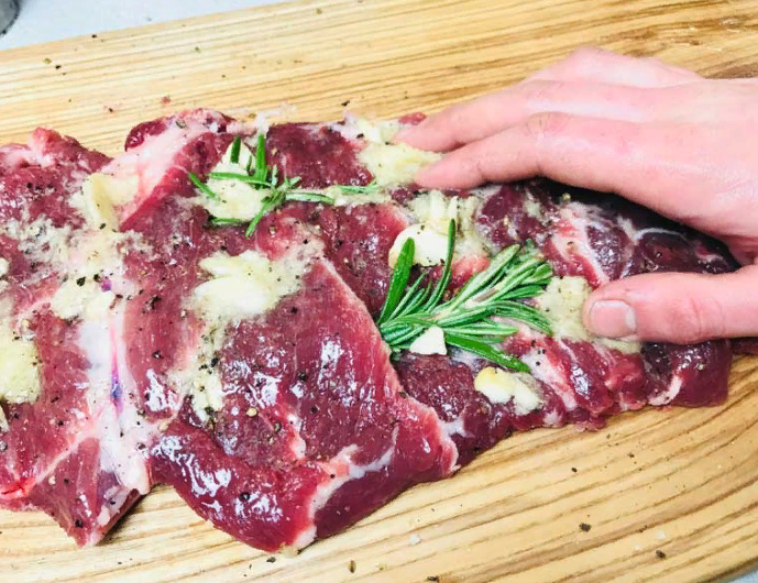 Мясной рулет с ягодами