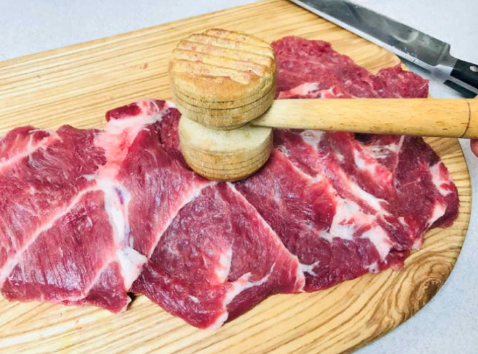 Мясной рулет с ягодами